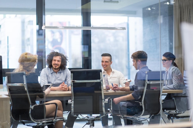 Gruppo di gente di affari che discute business plan all&#39;edificio per uffici startup moderno