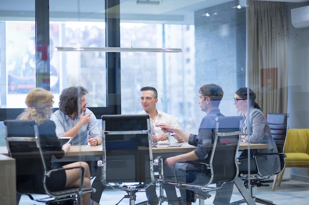 Gruppo di gente di affari che discute business plan all&#39;edificio per uffici startup moderno