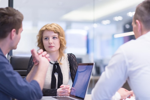 Gruppo di gente di affari che discute business plan all&#39;edificio per uffici startup moderno