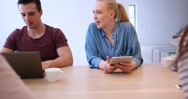 Gruppo di gente di affari che discute business plan all&#39;edificio per uffici startup moderno