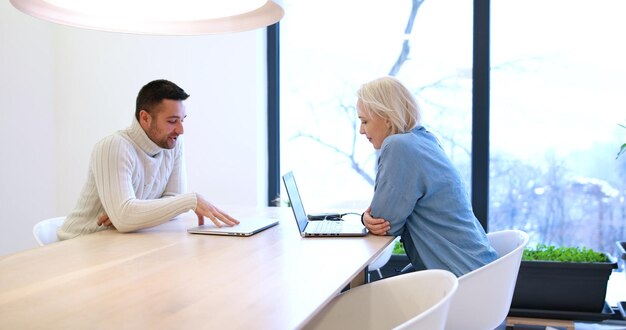 Gruppo di gente di affari che discute business plan all&#39;edificio per uffici startup moderno