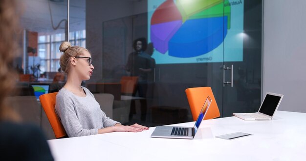 Gruppo di gente di affari che discute business plan all&#39;edificio per uffici startup moderno