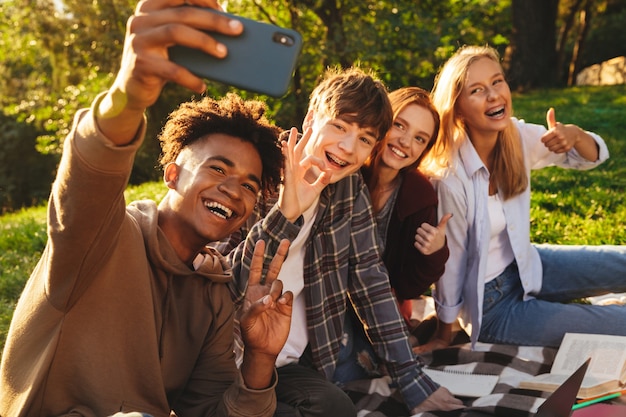 Gruppo di gioiosi studenti multietnici