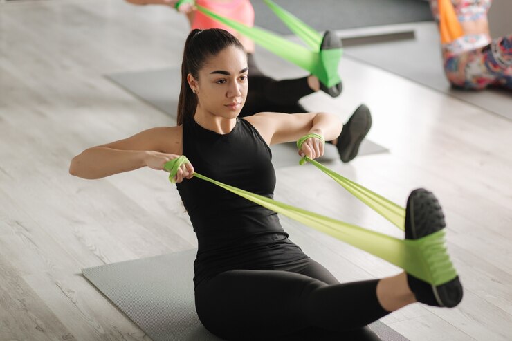 Gruppo di giovane donna attraente sportiva che praticano pilates. Persone che stanno insieme. Allenarsi