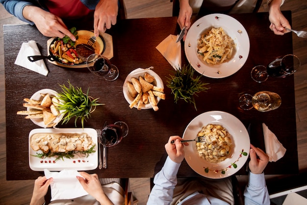 Gruppo di giovani a cena nel ristorante