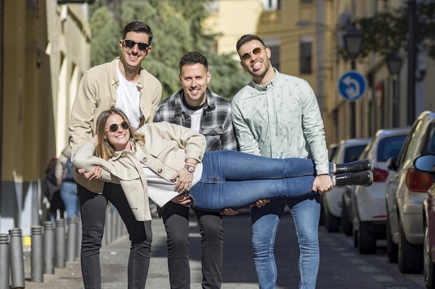 Gruppo di giovani amici allegri che prendono il ritratto del selfie. Gente felice guardando la telecamera sorridente.