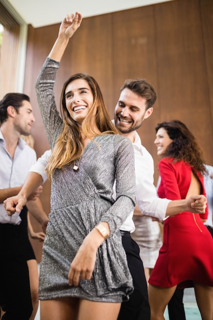 Gruppo di giovani amici che ballano alla festa