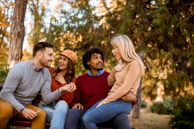 Gruppo di giovani amici multietnici divertendosi al parco