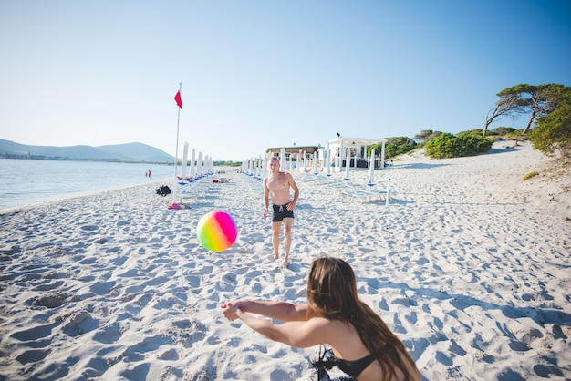 gruppo di giovani amici multietnici spiaggia estiva