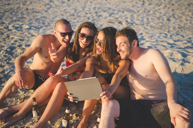 gruppo di giovani amici multietnici spiaggia estiva