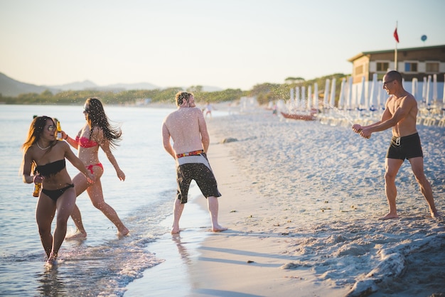 gruppo di giovani amici multietnici spiaggia estiva