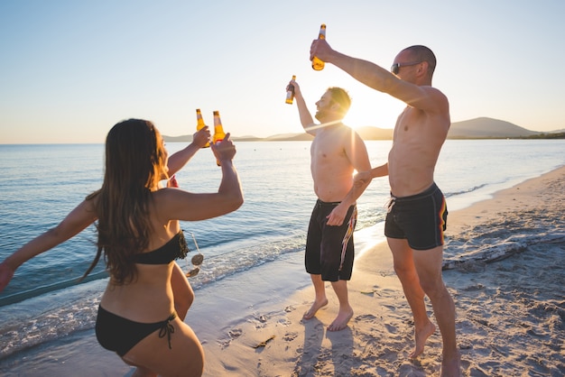 gruppo di giovani amici multietnici spiaggia estiva