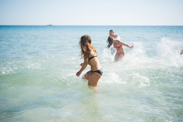 gruppo di giovani amici multietnici spiaggia estiva