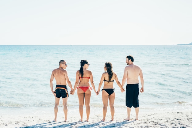 gruppo di giovani amici multietnici spiaggia estiva