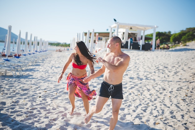 gruppo di giovani amici multietnici spiaggia estiva