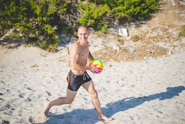 gruppo di giovani amici multietnici spiaggia estiva