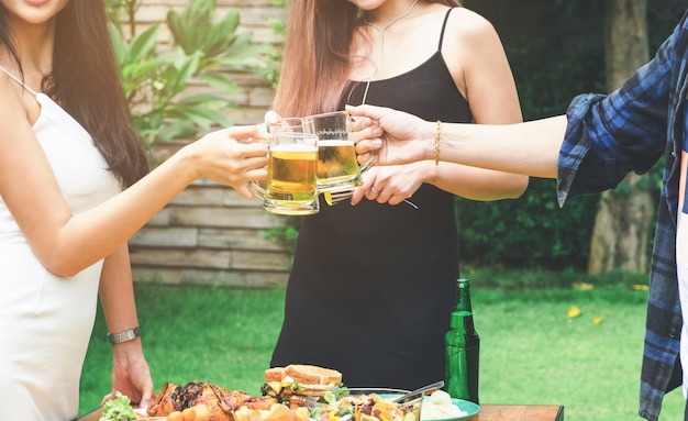 Gruppo di giovani asiatici che celebrano i festival della birra felici mentre godono della festa domestica