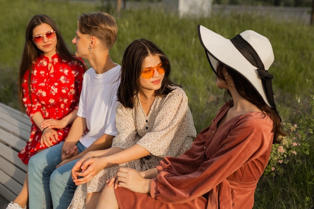 gruppo di giovani belle persone sedute nel parco