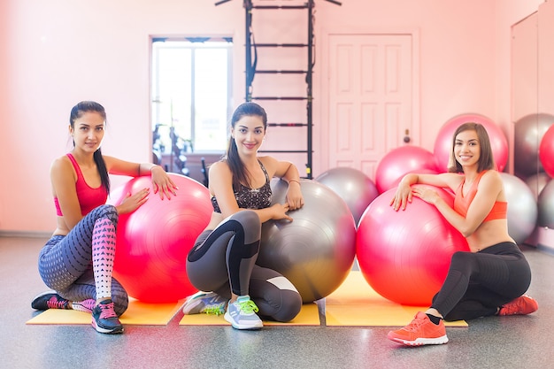 Gruppo di giovani belle ragazze in palestra