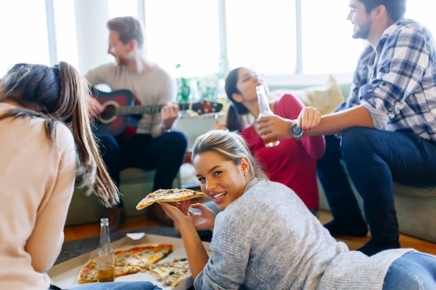 Gruppo di giovani che hanno una festa