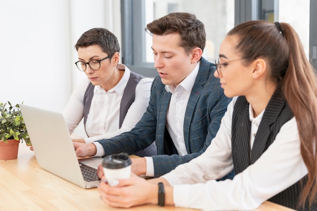 Gruppo di giovani che lavorano insieme