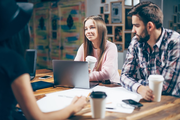 Gruppo di giovani che si preparano per il seminario in un caffè