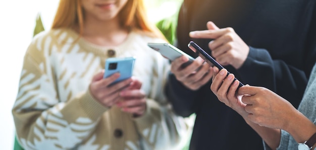 Gruppo di giovani che usano e guardano insieme il telefono cellulare