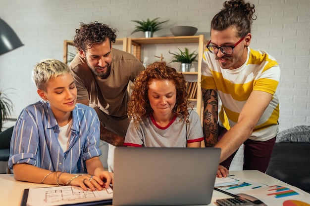 Gruppo di giovani colleghi che lavorano insieme su un nuovo progetto