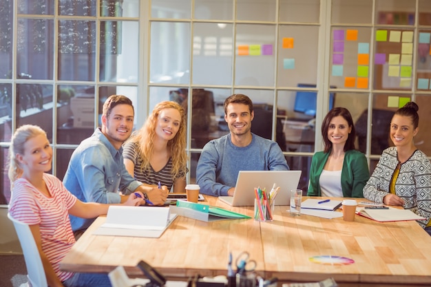 Gruppo di giovani colleghi che utilizzano computer portatile