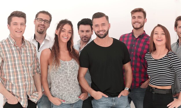 Gruppo di giovani di successo che stanno insieme