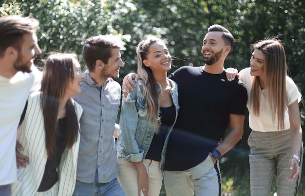 Gruppo di giovani di successo foto con spazio di copia