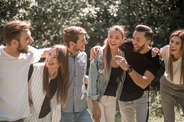 Gruppo di giovani di successo foto con spazio di copia