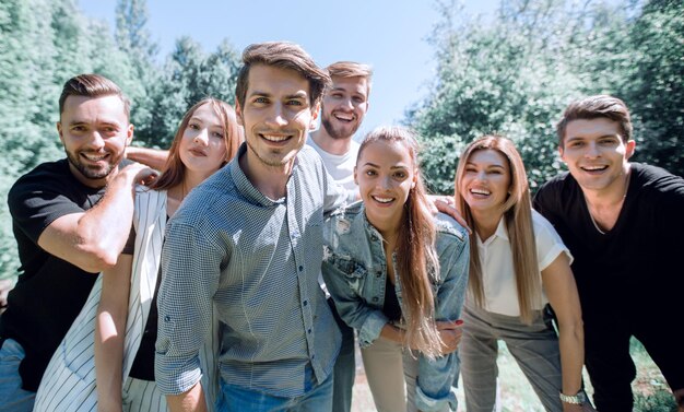 Gruppo di giovani di successo sullo sfondo dello stile di vita della natura