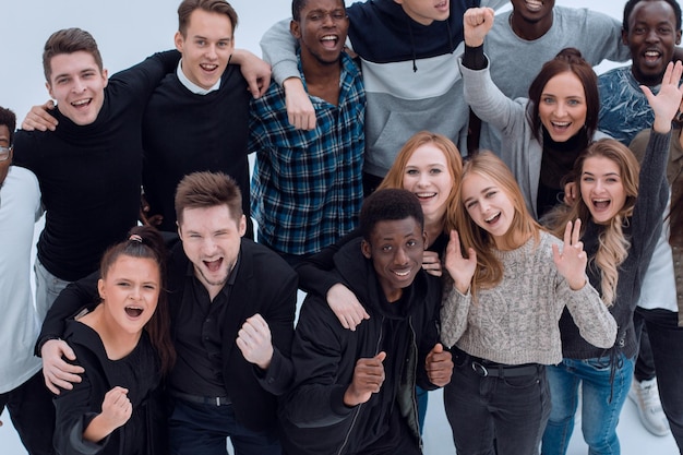 Gruppo di giovani diversi che guardano la telecamera