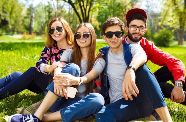 Gruppo di giovani divertirsi all'aperto. Faccine sorridenti. Buon umore. Stile di vita estivo