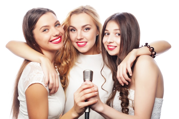 gruppo di giovani donne che hanno divertimento al karaoke