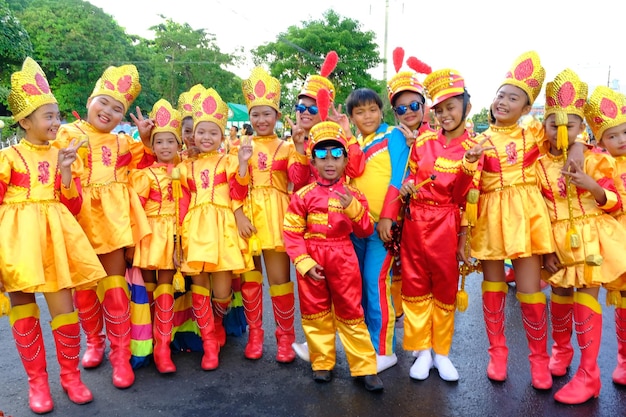 Gruppo di giovani filippini con i loro bei e colorati costumi