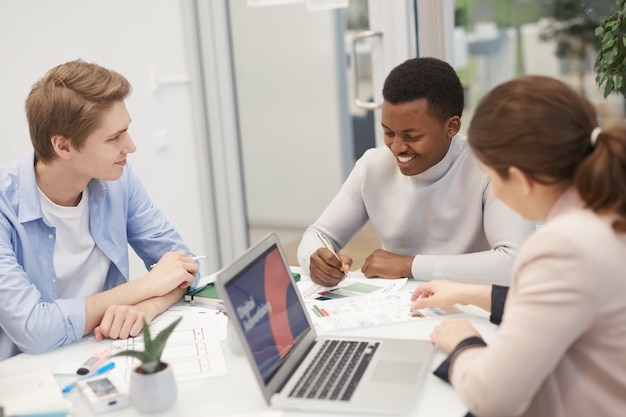 Gruppo di giovani imprenditori che discutono del progetto di lavoro