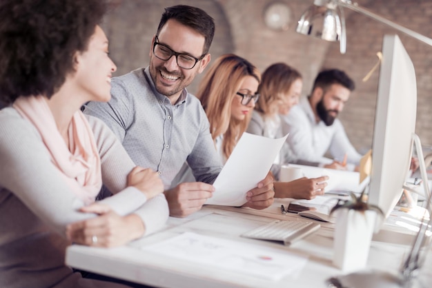 Gruppo di giovani imprenditori che lavorano e comunicano