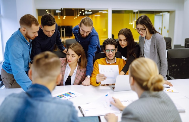 Gruppo di giovani imprenditori che lavorano insieme in ufficio Analisi della pianificazione del lavoro nel lavoro di squadra