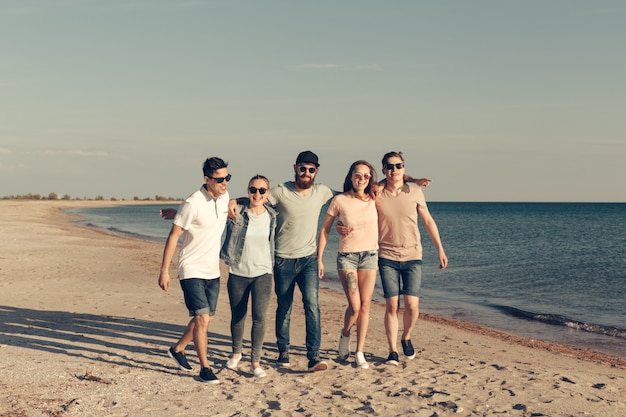 Gruppo di giovani in spiaggia