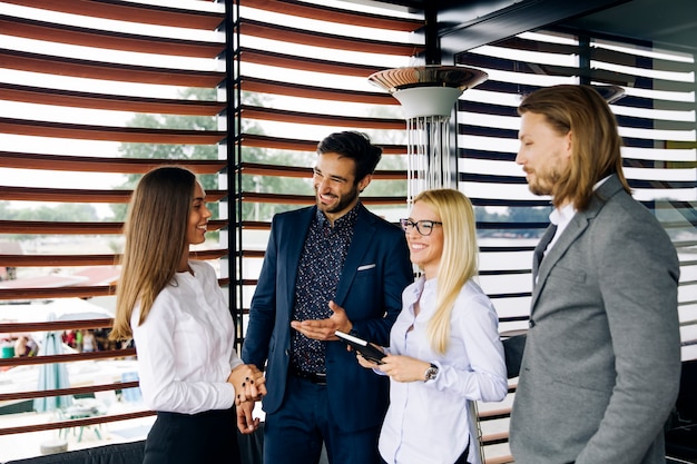 Gruppo di giovani in ufficio moderno hanno riunione di gruppo e di brainstorming