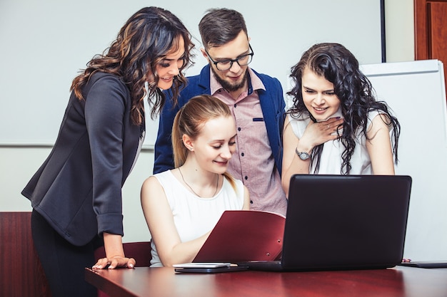 Gruppo di giovani in ufficio