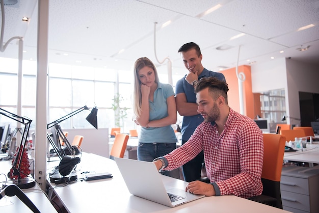 Gruppo di giovani lavoratori dipendenti con computer in studio urbano alternativo - Concetto aziendale di risorse umane e divertimento sull'orario di lavoro - Avviare imprenditori in ufficio - Filtro vintage luminoso