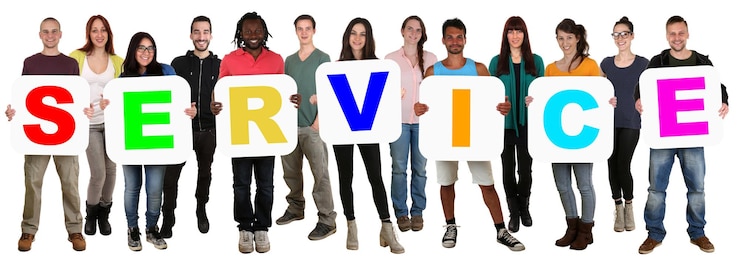 Foto gruppo di giovani multietnici che tengono il servizio di parola