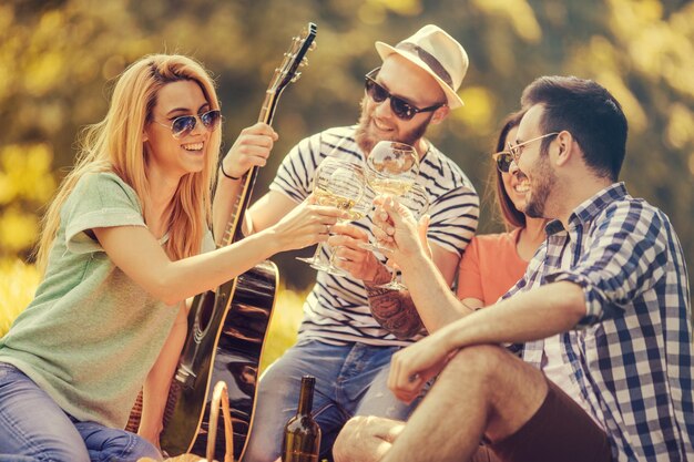 Gruppo di giovani nel picnic autunnale