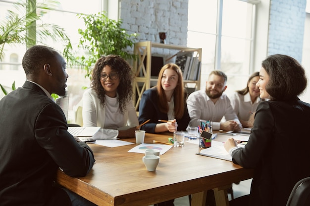 Gruppo di giovani professionisti che hanno una riunione, un ufficio creativo