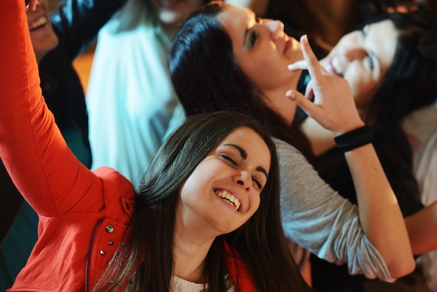 Gruppo di giovani ragazze adolescenti insieme in natura