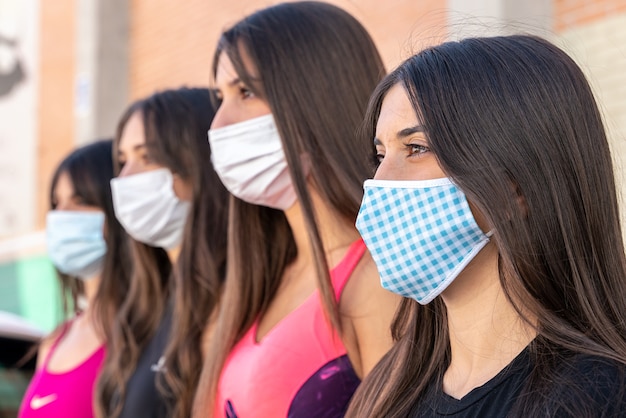 Gruppo di giovani ragazze con maschere