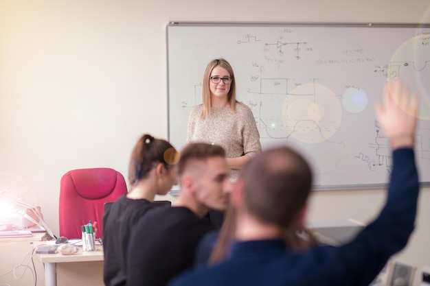 Gruppo di giovani studenti che fanno pratica tecnica professionale con l'insegnante nell'aula elettronica, concetto di istruzione e tecnologia